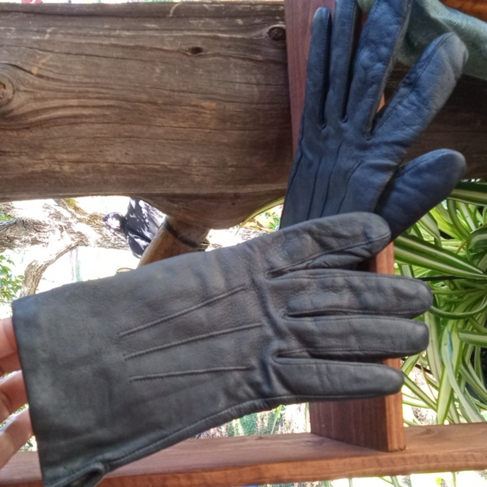 Gates black leather lined winter gloves